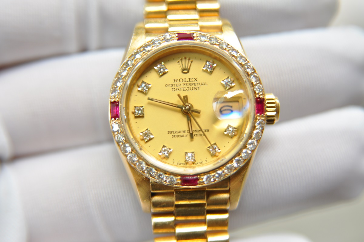 Đồng hồ Rolex có vành kim cương.